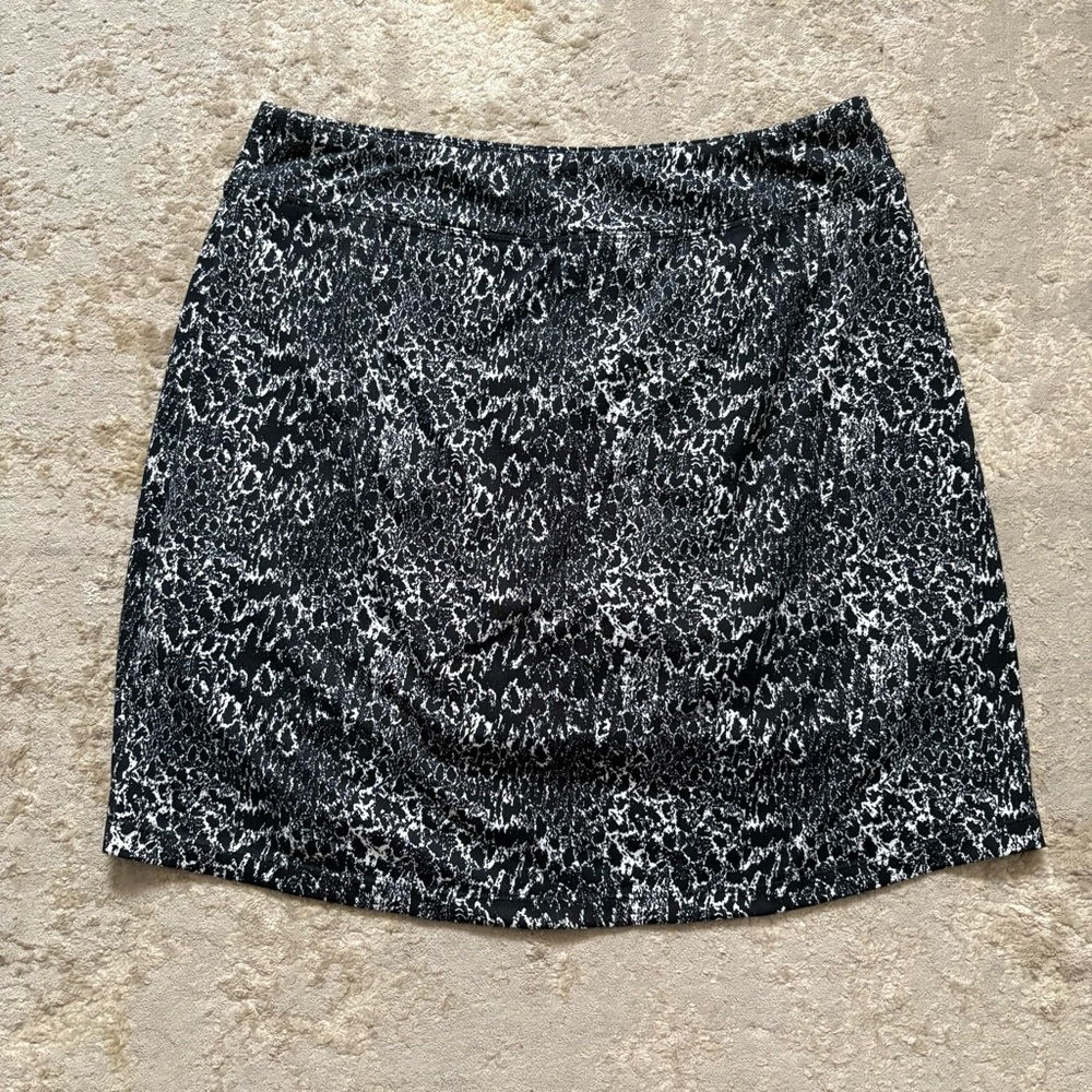 Seg’ments Luxe Black & White Animal Print Skort Size Medium - Picture 7 of 9